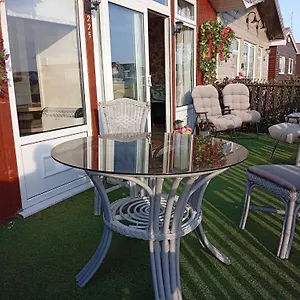 Yeolde Woodern Seashak: Country Views & Pet-friendly Coastal Retreat Holiday home Bridlington